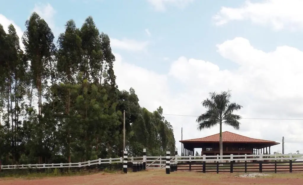 Casa sede de retiro em estilo colonial vista de fora
