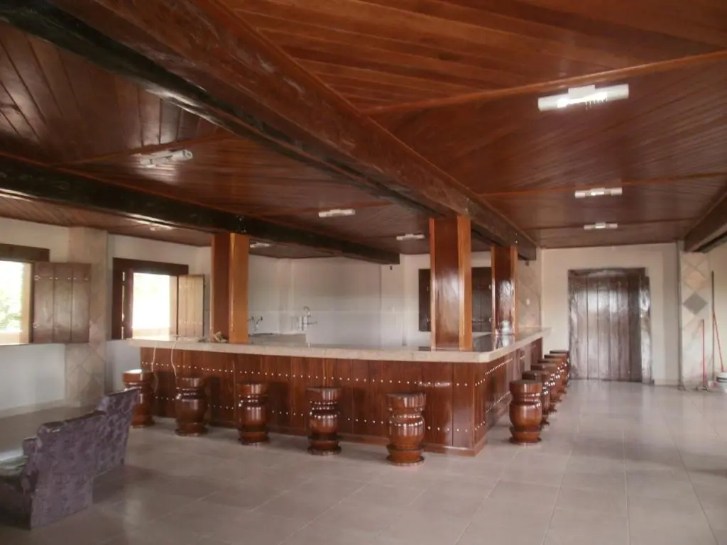 Salão interno da sede com balcão em madeira